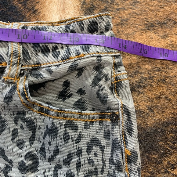 Rue 21 size 1/2 gray and cheetah print jean mini skirt - Picture 4 of 6